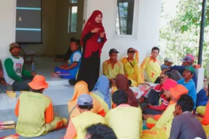 Pemulung di TPAS Ngipik Dapat Pelatihan Mencuci Tangan yang Baik dan Benar