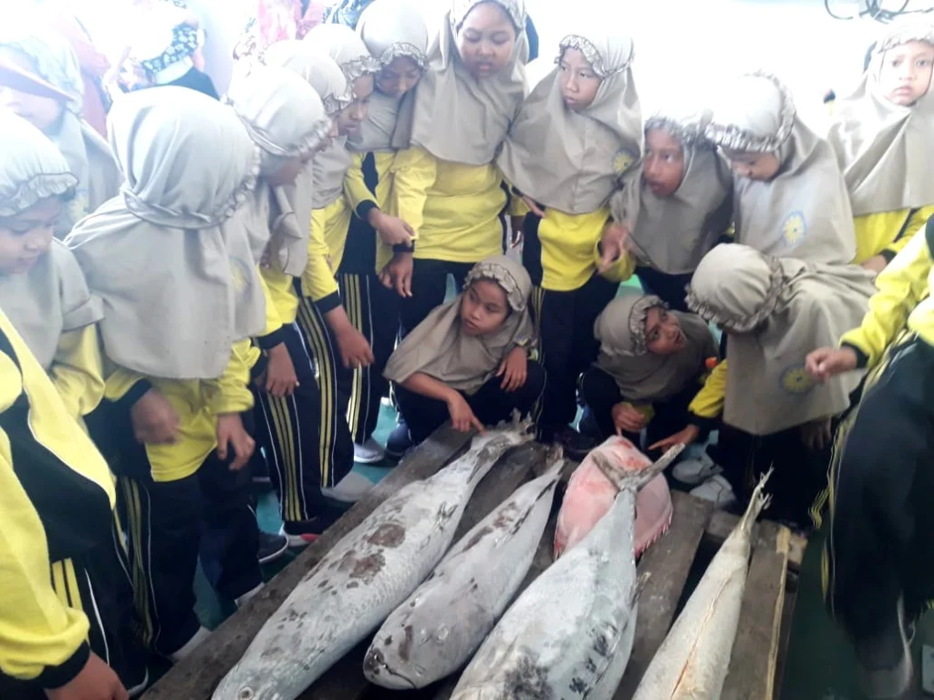 Pengalaman Siswa Mimdaka Lihat Ikan Beku di PT KML
