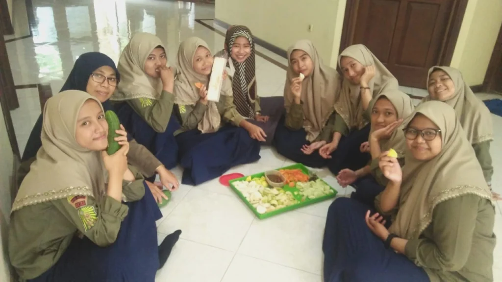 Rujak Party Jelang Berakhirnya Program Tahassus Tahfidzul Quran Smamsatu