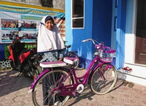 Kisah Mengharukan Sepeda Fida, Kini Tak Lagi Berjalan Kaki ke Sekolah