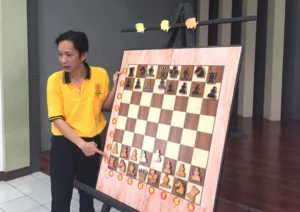 Bawa Papan Raksasa, Pelatih KONI Ini Ajarkan Notasi Catur di SDMM