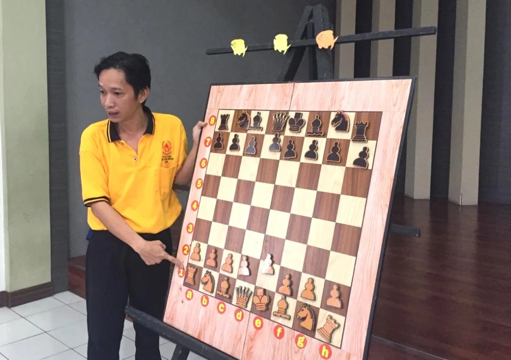 Bawa Papan Raksasa, Pelatih KONI Ini Ajarkan Notasi Catur di SDMM