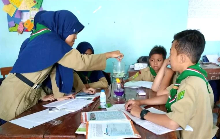 Saat Siswa SMPM 2 Taman Praktikum Buktikan Fotosintesis Hasilkan Amilum