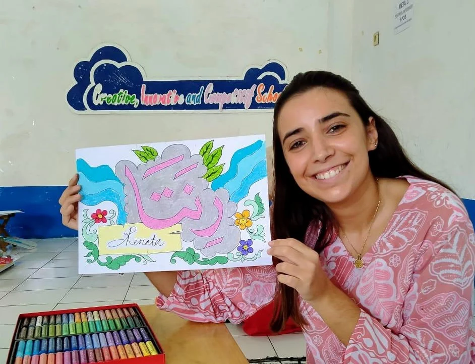 Gadis Portugal Ini Ikut Warnai Peringatan Maulid Nabi di SDMM dengan Kaligrafi ‘Renata’