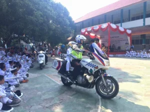 Gandeng Satlantas Polres Gresik, SD Mugeb Demonstrasikan Safety Riding
