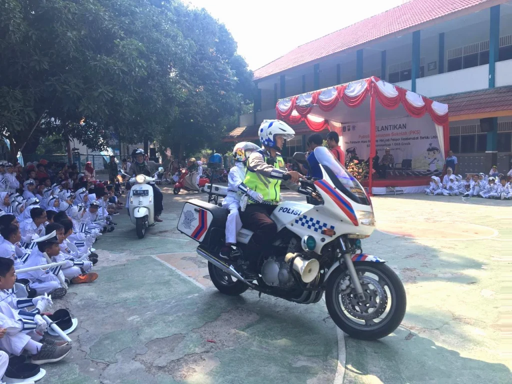 Gandeng Satlantas Polres Gresik, SD Mugeb Demonstrasikan Safety Riding