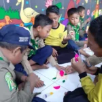 Di Mimdaka, Cowok pun (Tidak Dilarang) Merangkai Bunga