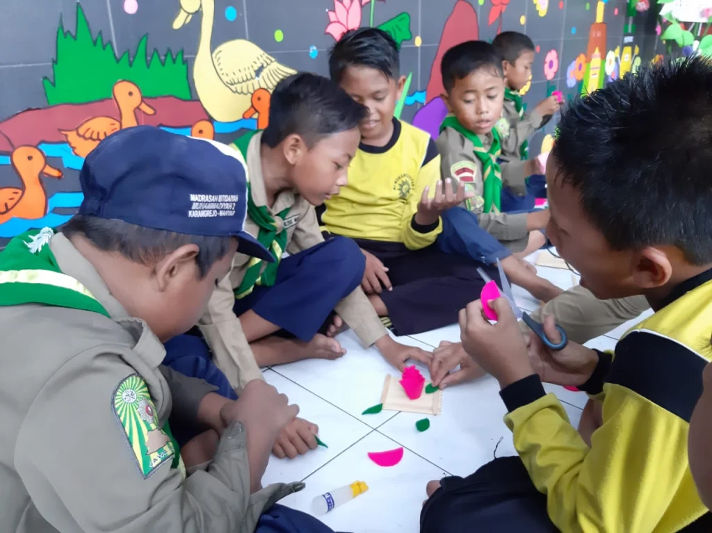 Di Mimdaka, Cowok pun (Tidak Dilarang) Merangkai Bunga