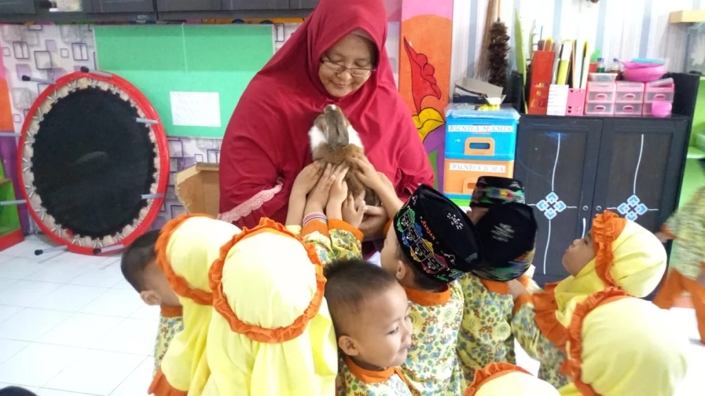 Saat Kepala Play Group Tunas Aisyiyah PPI Bawa Dua Kelincinya, Classie dan Cookie, ke Sekolah