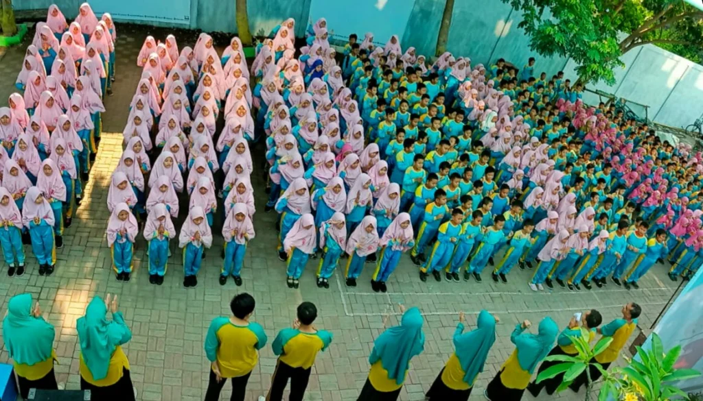 Guru dan Siswa SDM Sidoharjo Lamongan Kompak Dolanan Tradisional