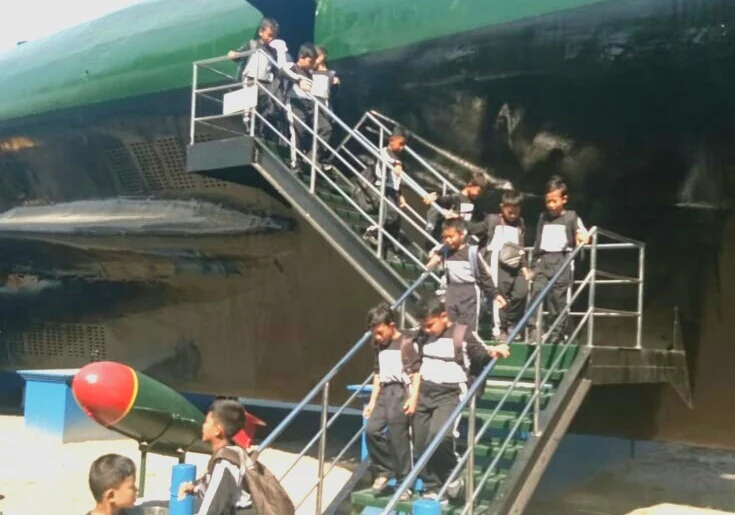 Siswa SDM Sidayu Belajar Arti Perjuangan ke Tugu Pahlawan dan Monkasel