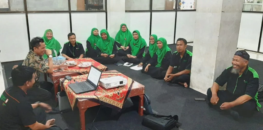 Pelatihan Bergaya Stand up Comedi di Spemupat Ini Bikin Guru Bersemangat Menulis