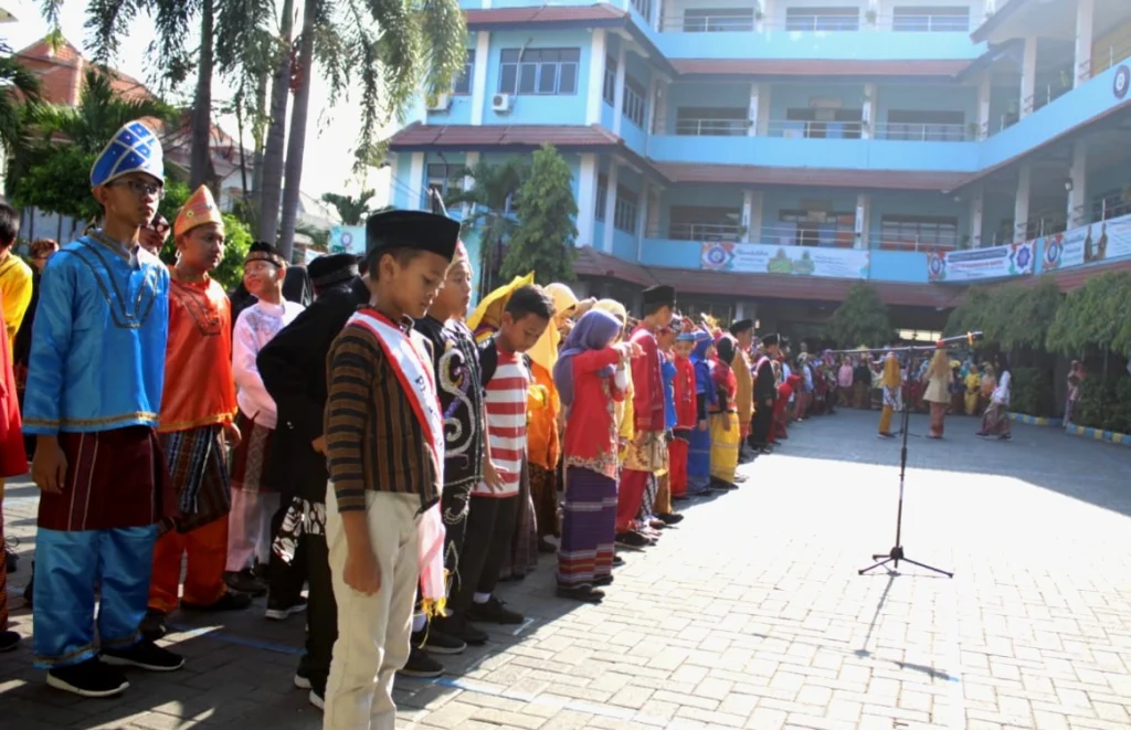 Berkebaya Jawa, Gadis Portugal Ini bersama Warga SDMM Berpakaian Nusantara di Hari Pahlawan