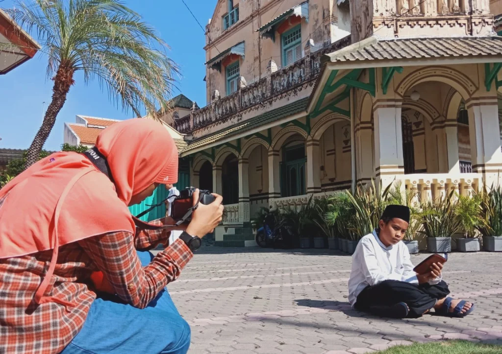 Di Rumah Gajah Mungkur, Para Fotografer Spemdalas Berburu Objek Menarik