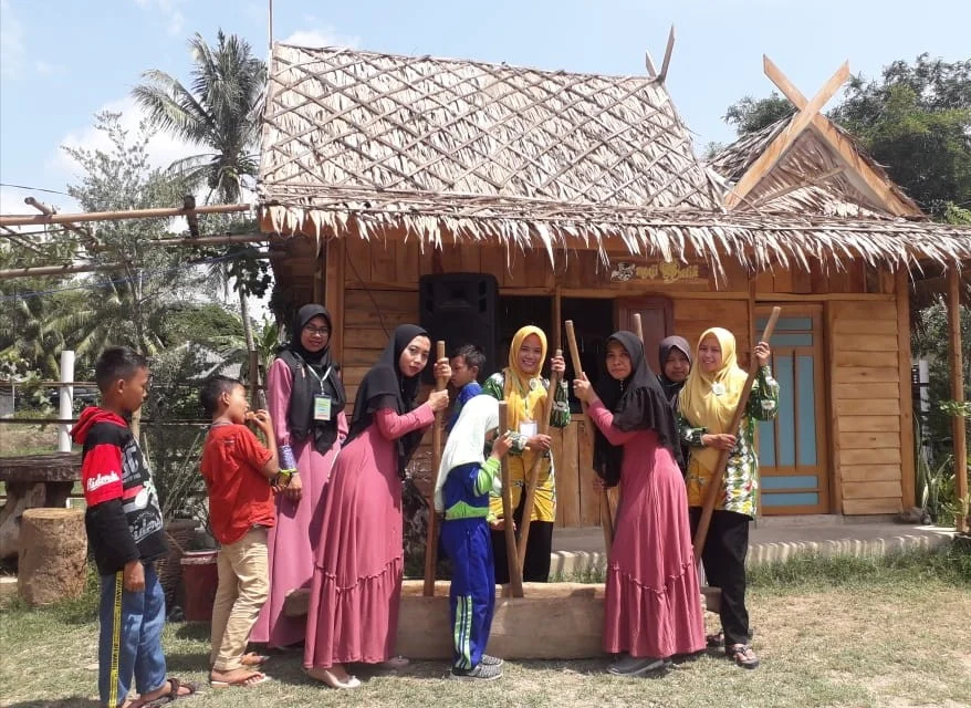 Outdoor SD Mutu Bawean di Ponpes Penaber: Dari Mainkan Dhungka, Membatik, hingga Baksos