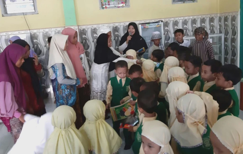 Siswa Mimdaka Bagikan 107 Buku saat Peringati Milad Muhammadiyah