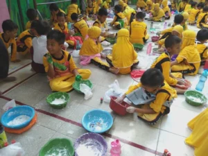 Asyiknya Membuat Plastisin di SD Dubes, Begini Caranya
