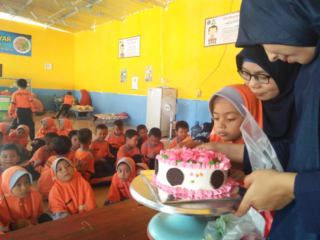 Praktik Menghias Kue Tart di SD Muwri, Tak Semudah yang Dibayangkan