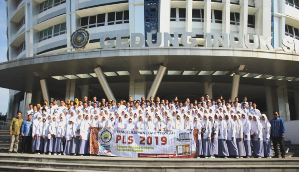 Siswa Muhiba Kunjungi UMS dan Tugu Cokelat