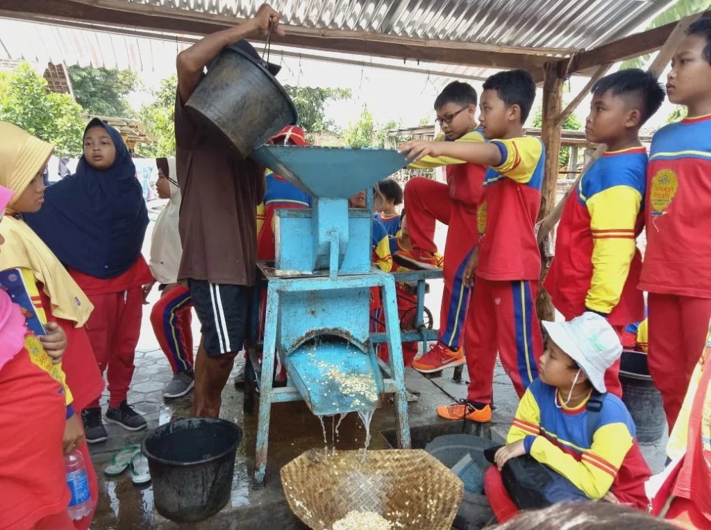 Sekolah Kreatif Ini Ajak Siswa Jajal Bikin Tempe di Bu Supi Madiun