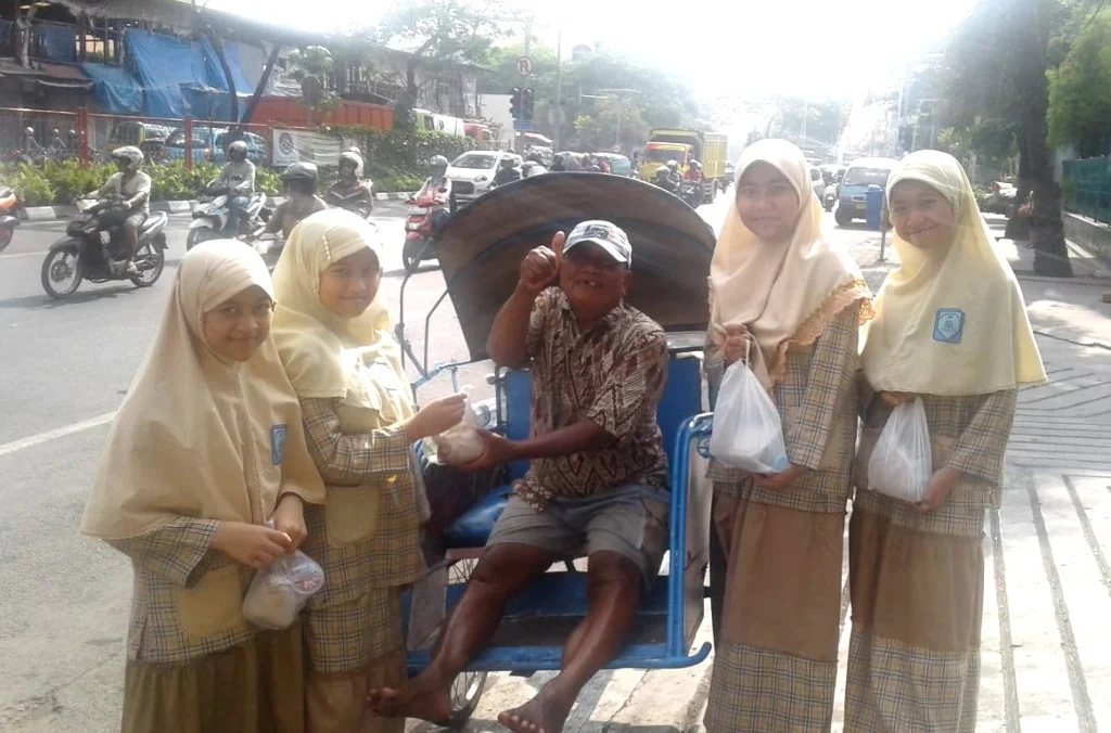 Begini Cara SDM Dubes Ajari Siswa Berbagi Kebahagiaan