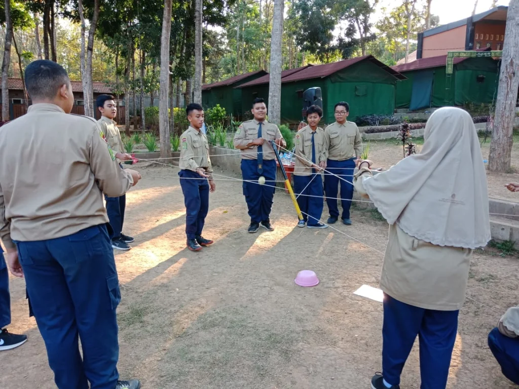 Ketegangan Warnai Game Pipa Balance di Science Camp Spemdalas