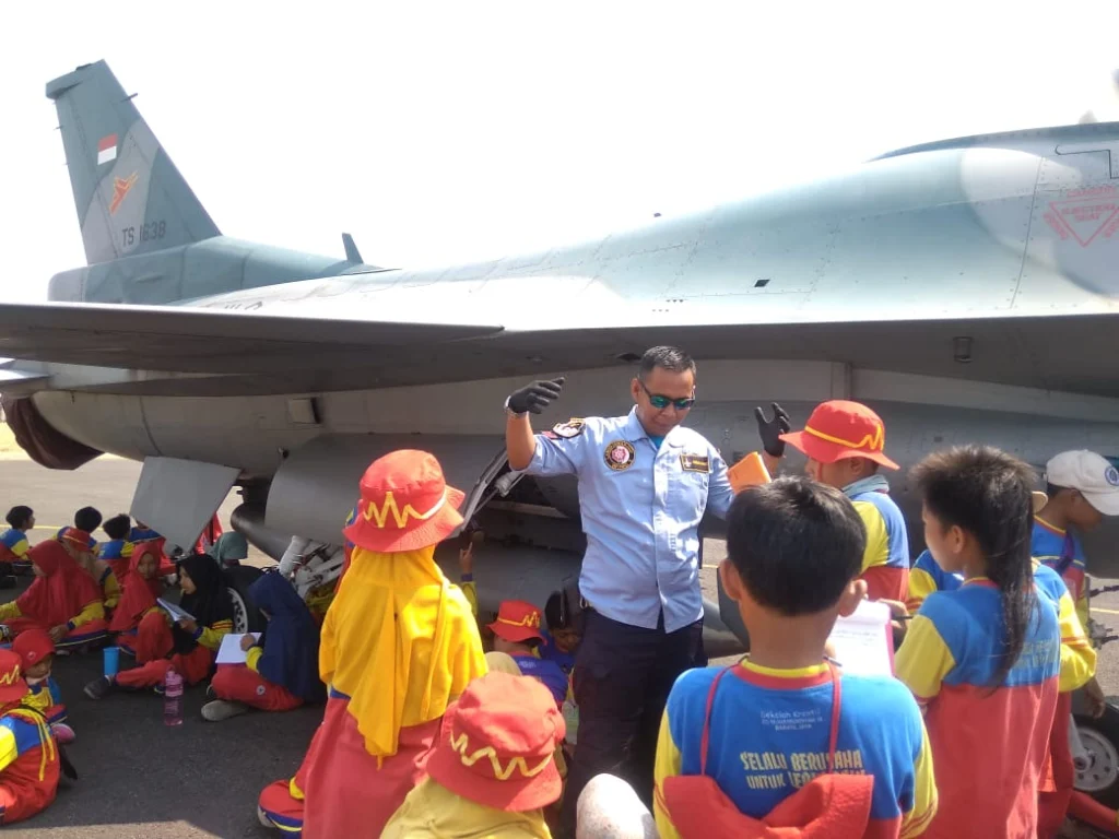 Siswa Sekolah Kreatif Ini Senang Bisa Lihat dari Dekat Pesawat Tempur TNI AU