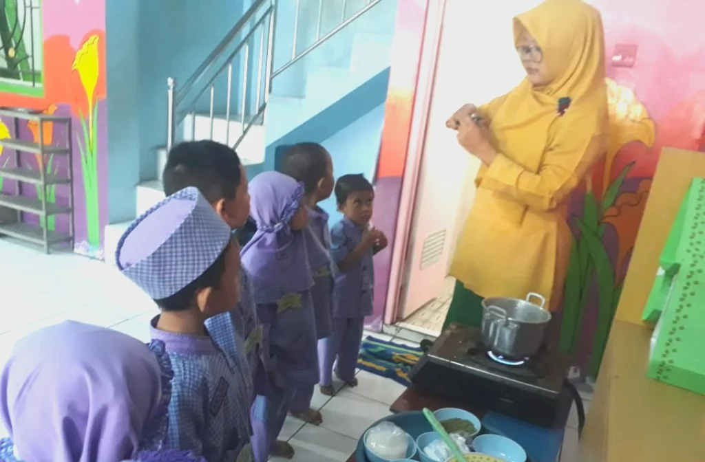 Ada Praktik Bikin Kolak Kacang Hijau di Play Group Tunas Aisyiyah PPI