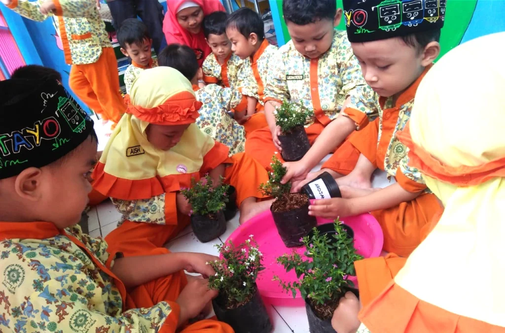 Cintai Alam, Siswa Play Group Tunas Aisyiyah Tanam Bunga Seribu Bintang