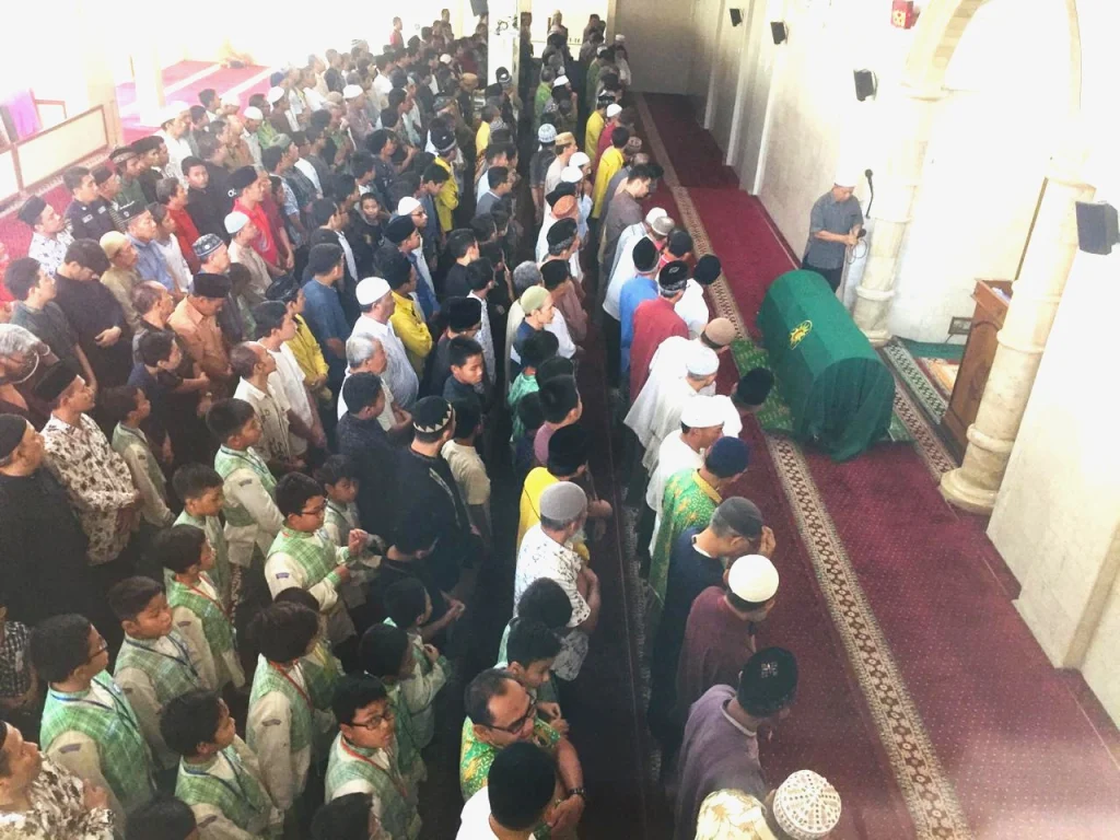 Usai Teori, Peserta Tazkiyatun Nufus SDMM Langsung Praktik Shalat Jenazah bersama Warga
