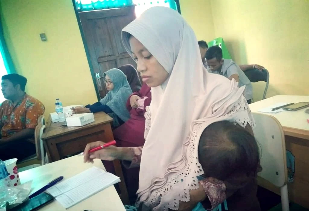 Demi Jihad Digital, Suami-Istri Ini Gantian Gendong Anak Ikuti Pelatihan Jurnalistik