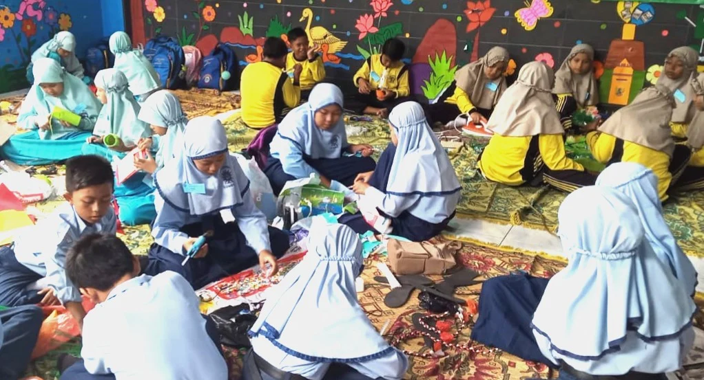 Inspiratif! Kompetisi Daur Ulang Sampah Plastik di Gebyar Lomba PCM Manyar