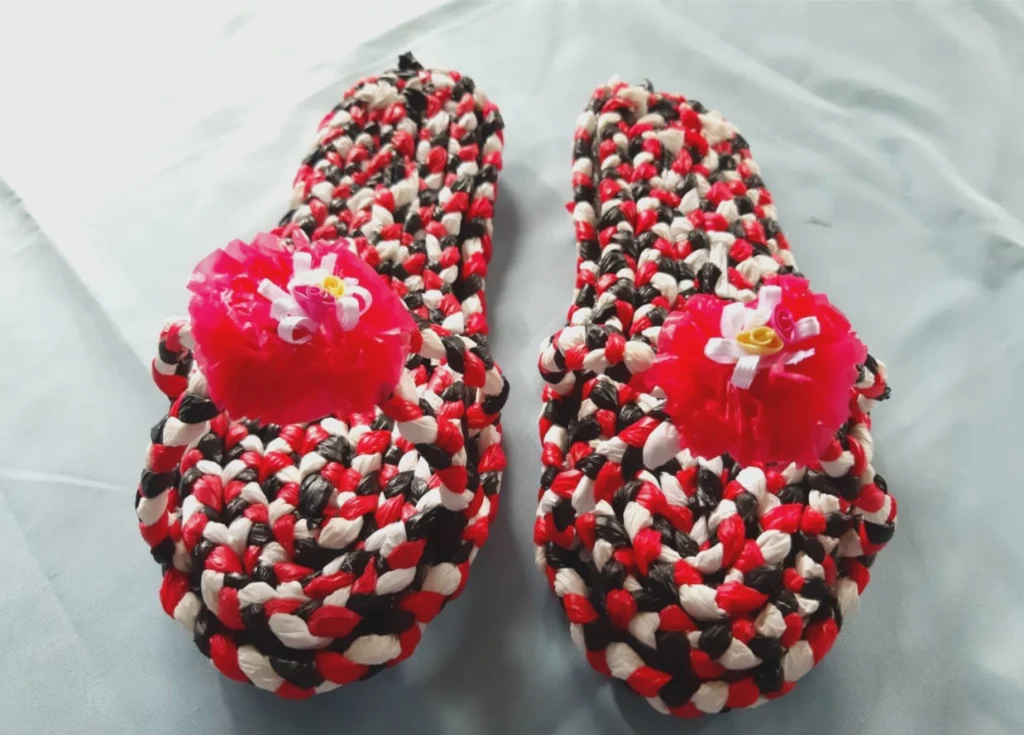 Siswa Mimsagum Sulap Plastik Kresek Jadi Sandal Cantik Ini