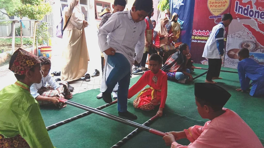 Assembly SD Kreatif Muhammadiyah Bangil Diwarnai Tari dan Bazar Makanan Asia Tenggara