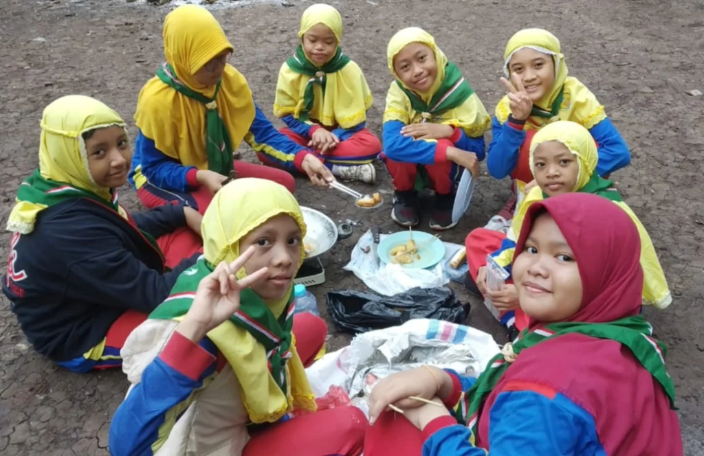 Dua Hari Sekolah Kreatif Ini Gembleng Kemandirian Siswa lewat HW and English Camp