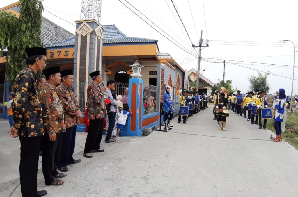Corp Drumband Tunas Melati Wotan Ikut Meriahkan Pawai Milad PCM Manyar