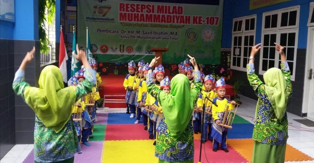 Lucu, Siswa TK Ini Mainkan Angklung dengan Wajah tanpa Ekspresi