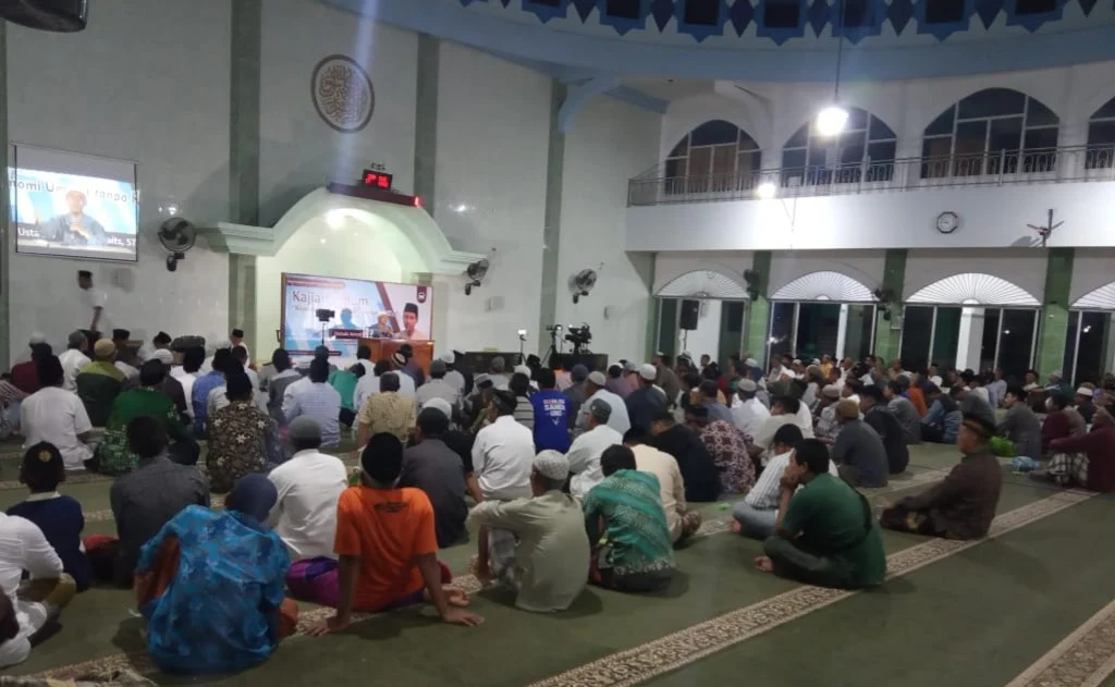 Hujan dan Listrik Padam Tak Surutkan Langkah Warga Sedayulawas Ikuti Pengajian Ini