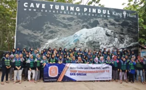 Serunya Siswa Spemdalas Cave Tubing di Goa Pindul