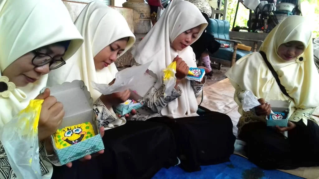 Ada Doraemon dan Spongebob dalam Lomba Hias Kue Nasyiah Wringinanom