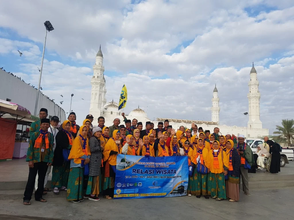 Pahalanya seperti Umrah, Jamaah Relasi Sempatkan Shalat di Masjid Quba saat Ziarah Madinah