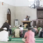 Duet Guru-Siswa Smamio Pimpin Shalat GMC di Masjid Nurul Jannah Petrokimia
