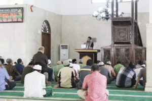 Duet Guru-Siswa Smamio Pimpin Shalat GMC di Masjid Nurul Jannah Petrokimia