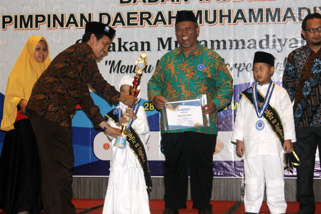 Wisudawan Tahfidh Termuda Ini Gunakan Metode Talqin