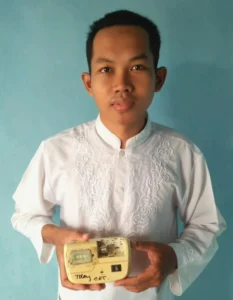 Karyawan Klinik Temukan Senter Pendeteksi Pembuluh Vena