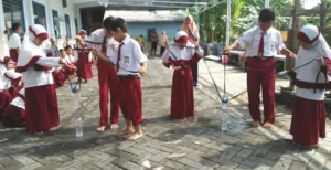 Hari Pertama di SD Mutu Krembung Diisi dengan Permainan
