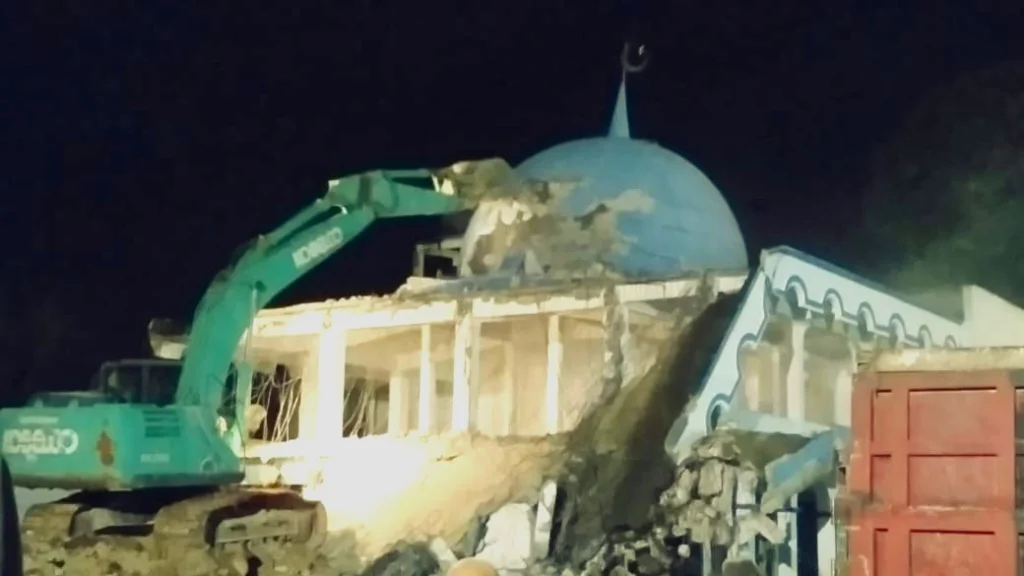 Masjid Al Hijroh Dirobohkan, Dibangun Kembali nan Indah