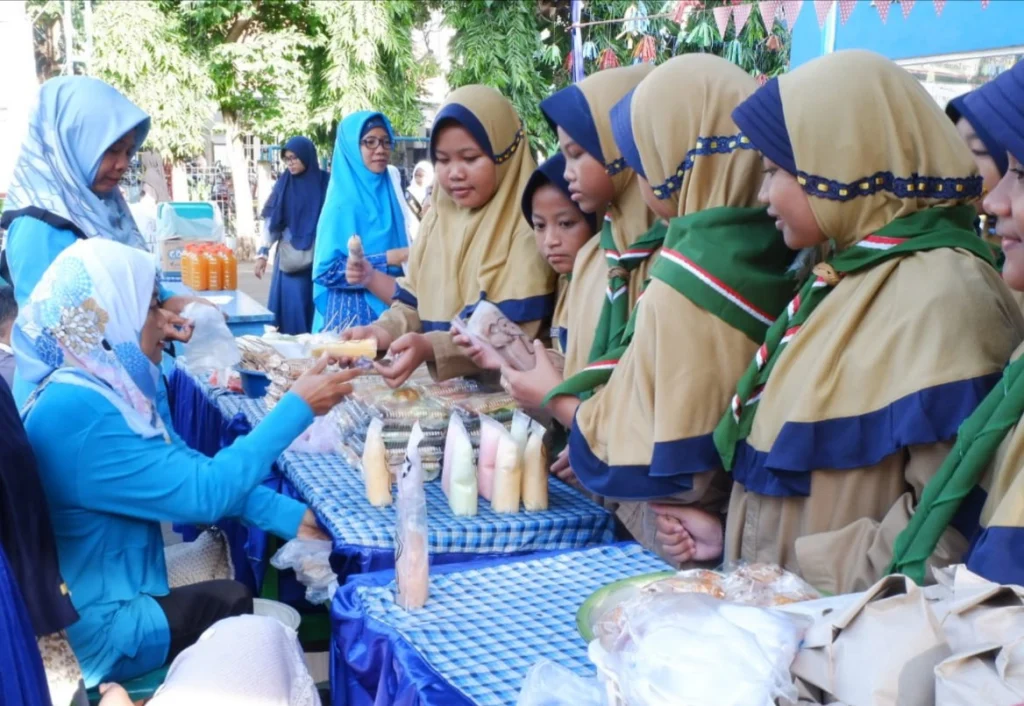 Ikwam SD Muwri Gelar Bazar Murah, Makanannya Higienis