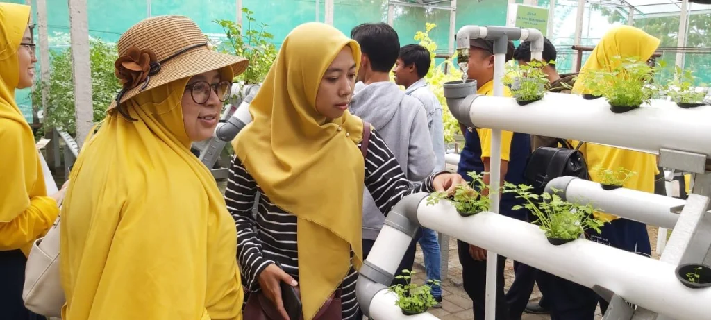 Wisata Bhakti Alam Dikunjungi Guru-Karyawan SD Mugeb