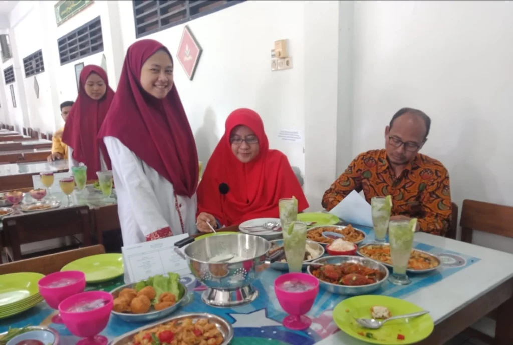 Katering SDMM Latih Masak ala Chef Siswa Praktik Industri